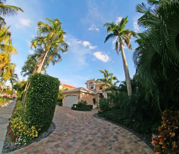 Floridian house with paver driveway